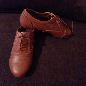Brown flat shoe